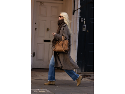 Bella Hadid és Claudia Schiffer után a 2026 legbeszédesebb táskájára tesz.