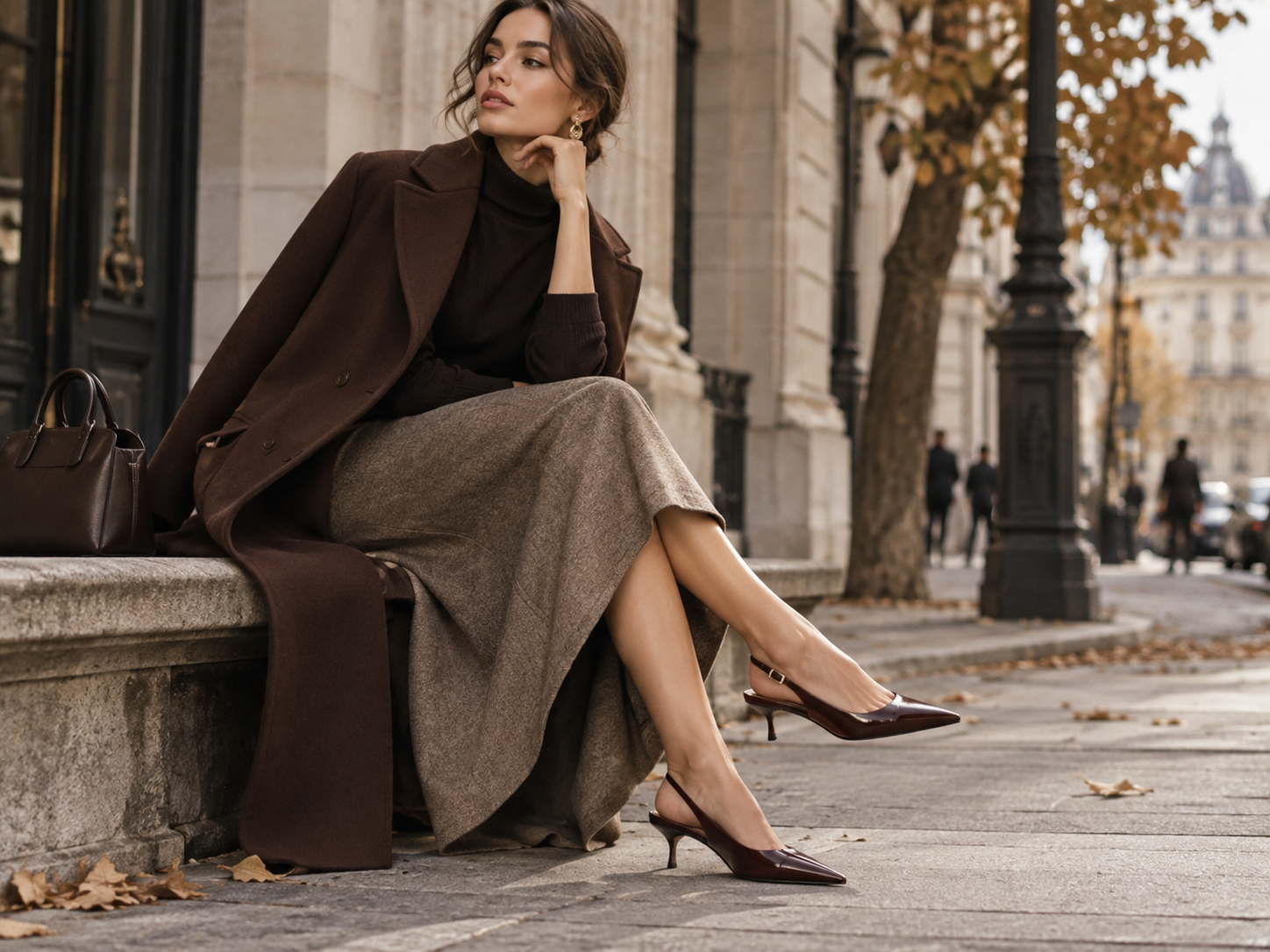 Elegáns női szett slingback cipővel alacsony sarokkal midiszoknyával és barna kabáttal